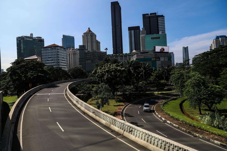 Suasana jalanan lengang kota Jakarta di Jalan Lingkar Susun Semanggi, Selasa (31/3/2020). Suasana jalanan Jakarta lengang tampak sepi dibandingkan hari biasa karena sebagian warga telah menerapkan bekerja dari rumah guna menekan penyebaran virus corona atau COVID-19.