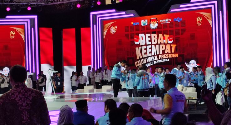 Jelang Tanya Jawab Bebas, Gibran Tak Turun Panggung, Sibuk Diskusi Bareng Timses