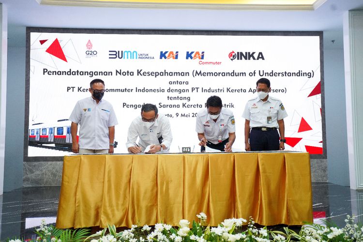 Direktur Utama KAI Commuter Roppiq Lutzfi Azhar dan Direktur Utama PT INKA (Persero) Budi Noviantoro melakukan penandatanganan nota kesepahaman (MoU) tentang pengadaan Kereta Rel Listrik (KRL), Senin (9/5/2022). Penandatanganan disaksikan Wakil Menteri BUMN II Kartika Wirjoatmodjo dan Direktur Utama PT KAI (Persero) Didiek Hartantyo. 