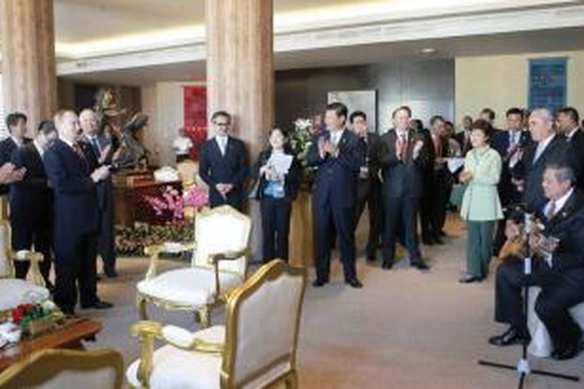 Presiden SBY memberi kejutan ultah ke-61 Presiden Rusia Vladimir Putin dengan memetik gitar di Hotel Sofitel, Nusa Dua, Bali, Senin (7/10/2013) siang.