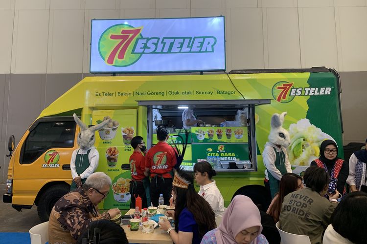 Food truck Es Teler 77 di Pameran Nusa Pangan 2025, ICE BSD, Tangerang, Banten, Rabu (15/10/2025). Es Teler 77 akan mempromosikan menu andalannya pada awal Desember 2025 mendatang lewat festival kuliner Flavors Live di kota Sydney dan Melbourne.