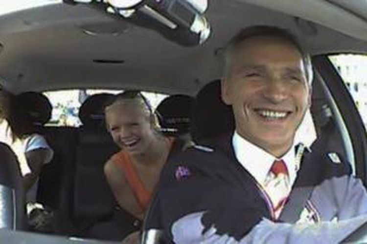 Dalam foto yang diambil dari rekaman video tersembunyi ini, terlihat PM Norwegia Jens Stoltenberg yang menyamar menjadi sopir taksi becanda dengan penumpang yang diantarkannya. Aksi Stoltenberg ini adalah bagian dari kampanye menjelang pemilihan umum pada September mendatang.