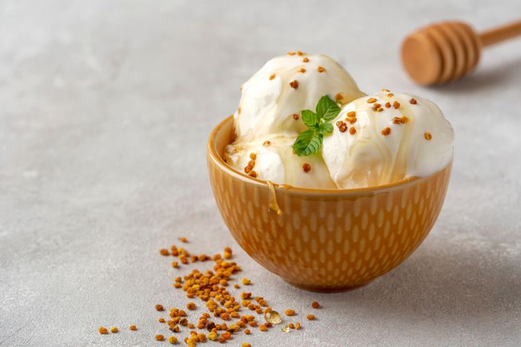 Ilustrasi es krim madu dengan kacang