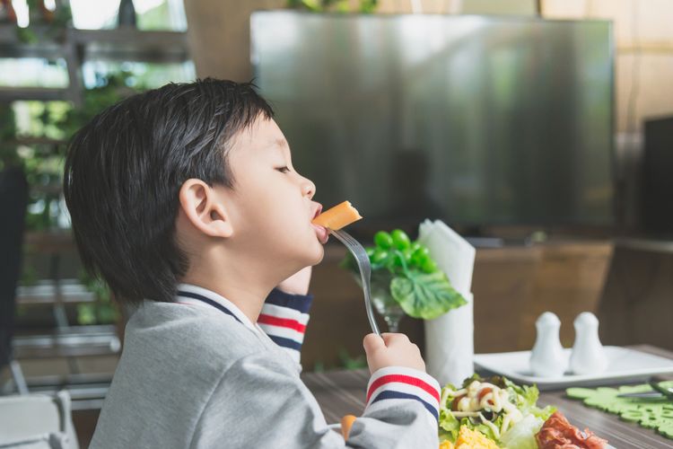 Ilustrasi anak makan sayur