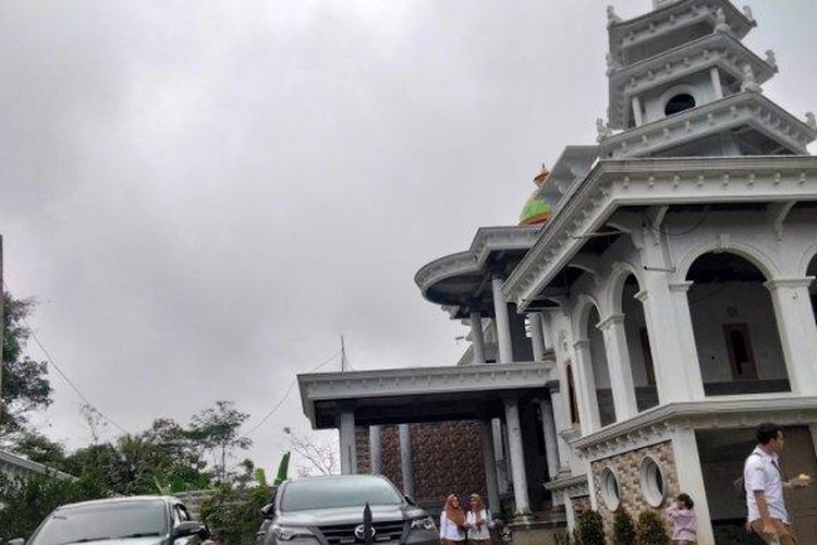 Penampakan rumah mewah milik anggota TNI bernama Sersan Agus yang merupakan anggota Kodim 0615/Kuningan. 

