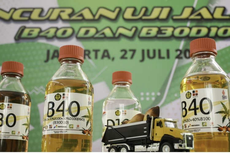 Ilustrasi pencampuran bahan bakar nabati jenis biodiesel ke dalam bahan bakar minyak jenis solar 40 persen atau B40