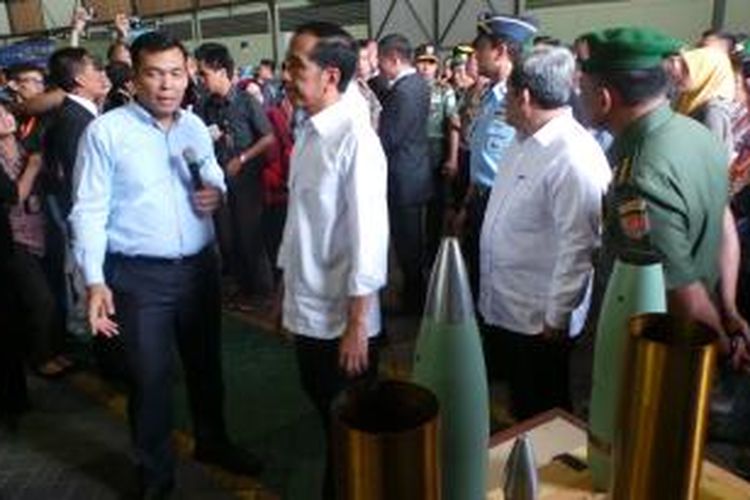 Presiden Joko Widodo saat meninjau PT Pindad, Bandung, Senin (12/1/2015).