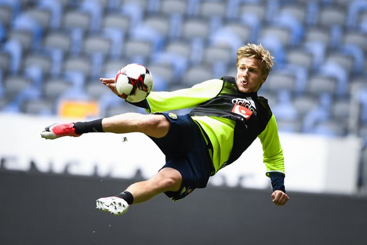 Gelandang asal Swedia, Emil Forsberg, beraksi dalam sesi latihan timnas negaranya menjelang pertandingan kualifikasi Piala Dunia 2018 melawan Perancis di Solna, 8 Juni 2017.