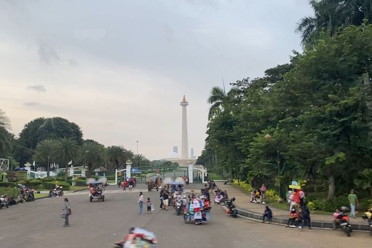 Pemandangan Monas yang terlihat dari kursi lantai atas bus wisata Jakarta, Minggu (22/5/2022). 