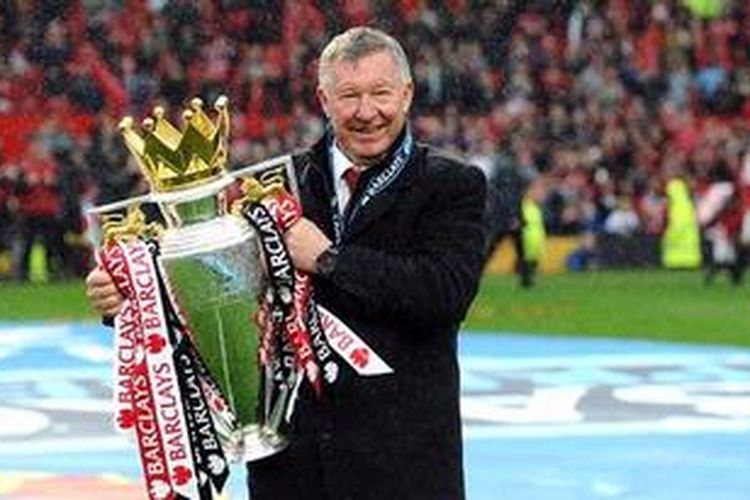 Manajer Manchester United, Sir Alex Ferguson, berpose denngan trofi Premier League usai timnya mengalahkan Swansea City 2-1 di Stadion Old Trafford, Minggu (12/5/2013). Ini merupakan pertandingan terakhir Ferguson bersama MU di Old Trafford.
