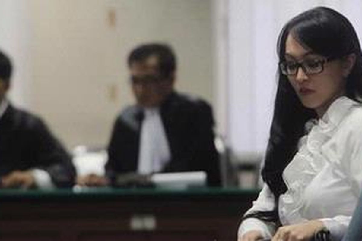 Eksepsi Angie -Terdakwa kasus dugaan penerimaan suap kepengurusan anggaran proyek di Kementerian Pemuda dan Olahrga serta Kementerian Pendidikan Nasional, Angelina Sondakh hadir dalam persidangan lanjutan di pengadilan Tindak Pidana Korupsi (Tipikor), Jakarta, Kamis (13/9/2012). Agenda sidang yakni pembacaan eksepsi atau nota keberatan dari tim pengacara Angelina Sondakh. Sebelumnya, Angie didakwa menerima imbalan uang (fee) sebanyak Rp 12,580 miliar dan 2350 US Dollar atau Rp 33 miliar lebih dari Permai Grup milik mantan Bendahara Umum Partai Demokrat M.Nazaruddin. 