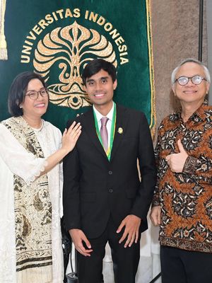 Sri Mulyani tampil elegan di wisuda putranya. Kenakan tunik putih tulang, batik cokelat, hingga heels nude, ini detail gaya anggunnya.