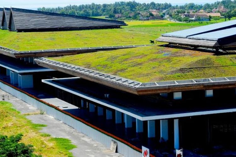 Bandara Blimbingsari Banyuwangi yang mengusung konsep green arsitecture dan didesain oleh arsitektur kenamaan Adri Matin (Istimewa / humas pemkab Banyuwangi)