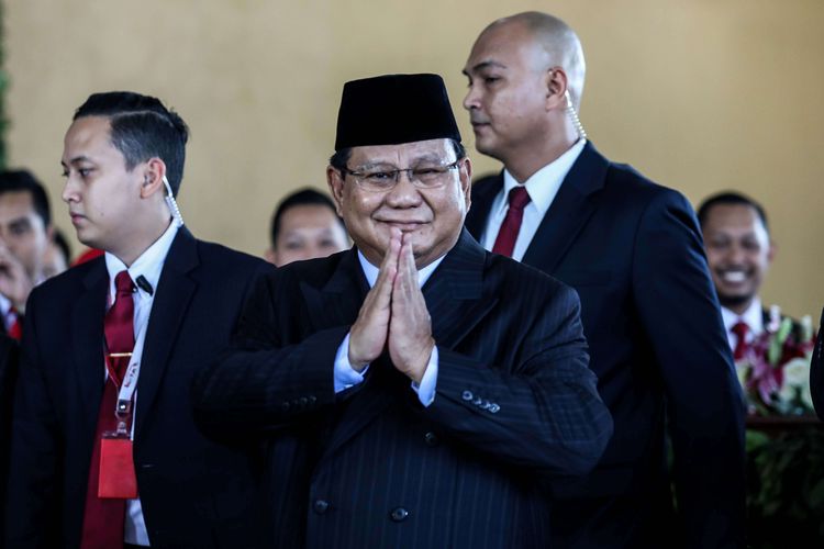 Prabowo Subianto tiba sebelum acara  pelantikan presiden dan wakil presiden di Komplek Parlemen, Senayan, Jakarta, Minggu (20/10/2019).