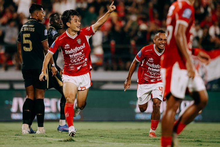 Teppei Yachida merayakan gol yang dicetaknya di laga Bali United vs Borneo FC pada pekan ke-32 Super League, Senin (11/5/2026).