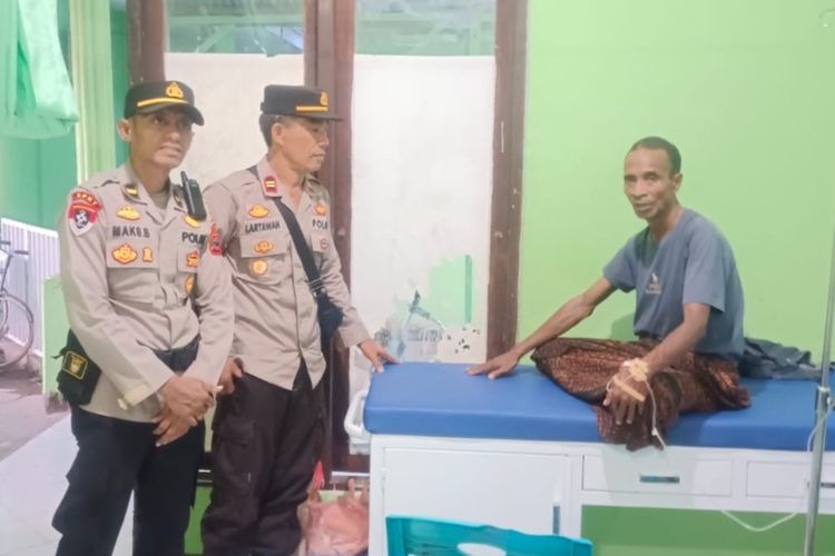 Polisi mengunjungi Polykarpus Tadja, Ketua Panitia Pemilahan Kecamatan (PPK) Talibura, Kabupaten Sikka yang sedang menjalani perawatan di Puskesmas Watubaing, Jumat (23/2/2024