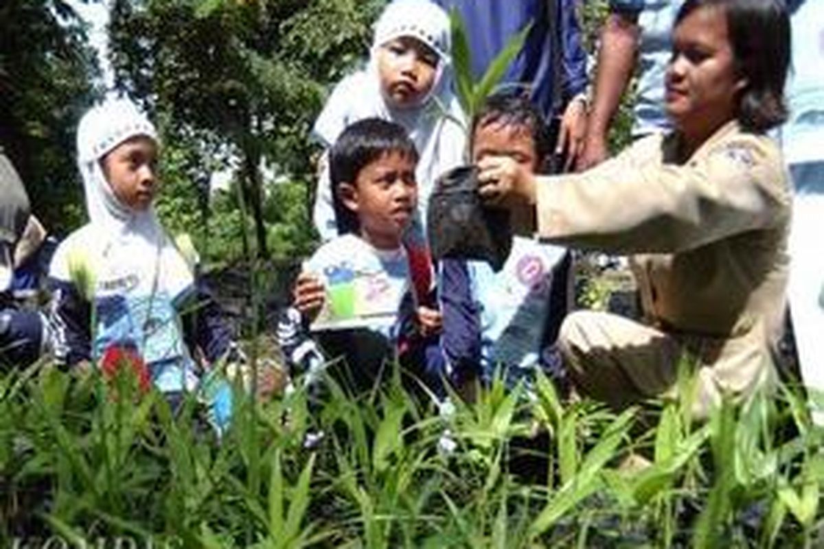 Ilustrasi: Rata rata, para guru TK itu telah bekerja di atas 10 tahun. Bahkan, pada awalnya mereka bekerja tanpa gaji dan hanya pengabdian.