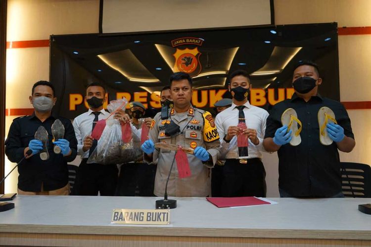 Kepala Polres Sukabumi AKBP Dedy Darmawansyah (tengah) didampingi sejumlah petugas kepolisian memperlihatkan barang bukti saat konferensi pers di Palabuhanratu, Sukabumi, Jawa Barat, Rabu (22/6/2022).