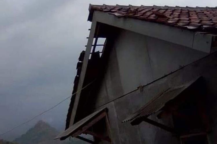 Salah satu atap rumah di Kecamatan Wado, Sumedang, Jawa Barat rusak diterjang angin puting beliung, Sabtu (27/9/2020) sore. Dok. Satpol PP Sumedang/KOMPAS.com
