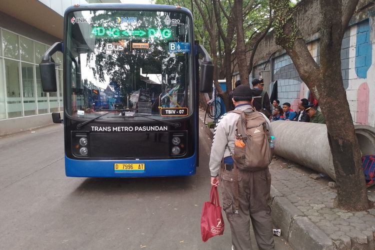 Penumpang akan menaiki bus listrik Trans Metro Pasundan saat berada di Terminal Leuwipanjang, Kota Bandung, Jawa Barat, Kamis (9/11/2023).