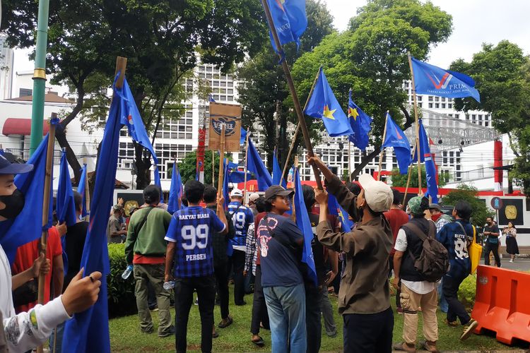 Massa kader dan simpatisan Partai Rakyat Adil Makmur (PRIMA) kembali berunjuk rasa di depan kantor Komisi Pemilihan Umum Republik Indonesia (KPU RI), Jakarta Pusat, Rabu (14/12/2022), jelang penetapan partai politik peserta Pemilu 2024.