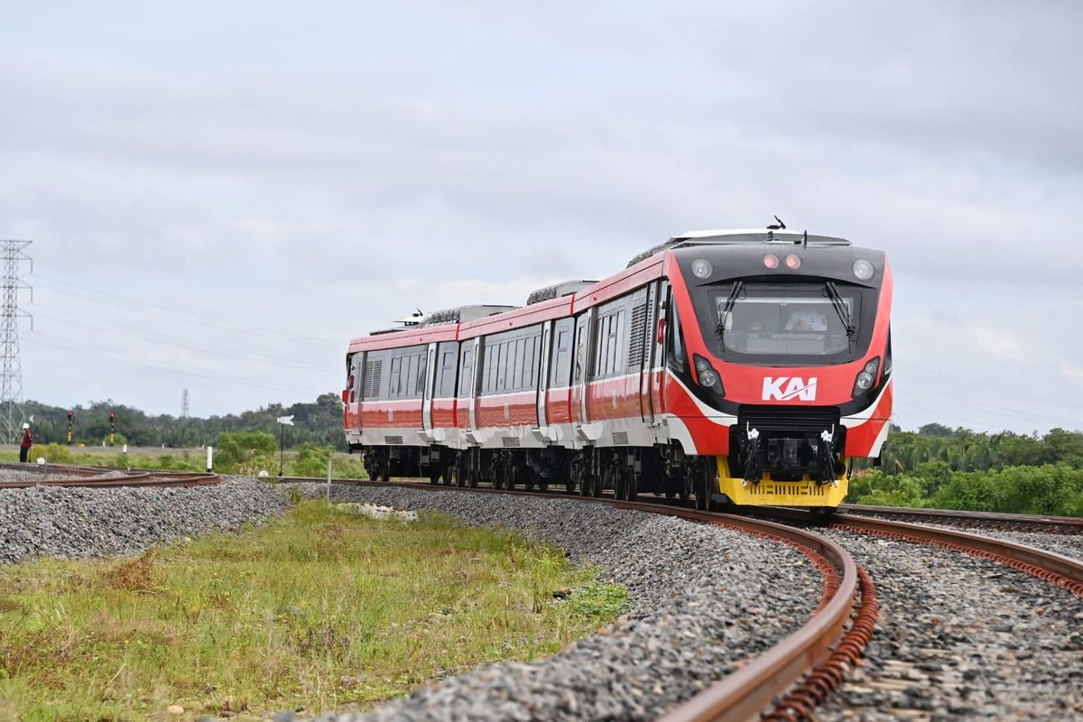 Kereta api Makassar-Parepare merupakan kereta api pertama di Sulawesi dan bagian dari pembangunan Kereta Api Trans Sulawesi.