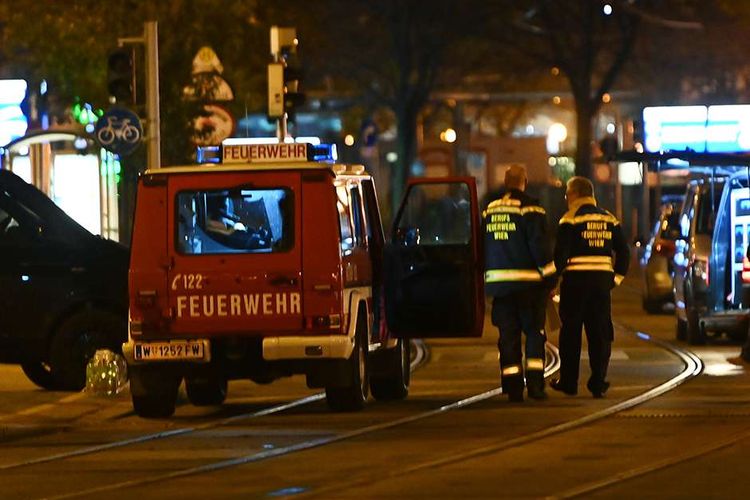 Petugas pemadam kebakaran dan mobil polisi berada di dekat alun-alun Schwedenplatz, Wina, Austria, menyusul insiden penembakan di pusat kota, Senin (2/11/2020). Sejumlah orang bersenjata menyerang enam lokasi di Wina pada Senin malam, menewaskan sedikinya 2 orang dan melukai 14 orang.