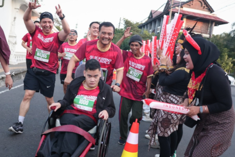 Momen Hangat Ahmad Luthfi Dorong Kursi Roda Anak di Soekarno Run Solo