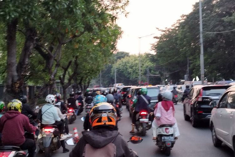 Jalan Penjernihan 1, Tanah Abang, Jakarta Pusat arah Benhil padat kendaraan, Rabu (30/5/2023) sore. (KOMPAS.com/XENA OLIVIA)