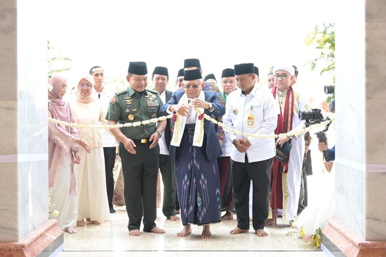 Wakil Presiden Ma'ruf  Masjid Syarif Abdurachman di Kabupaten Cirebon, Jumat (25/8/2023). Pembangunan masjid ini diinisiasi oleh Kepala Staf TNI Angkatan Darat Jenderal Dudung Abduraachman, Jumat (25/8/2023).