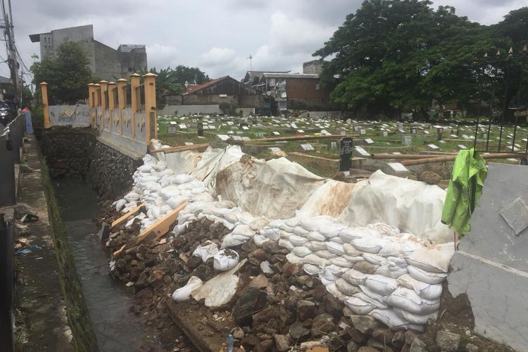 Pagar TPU Grogol longsor, kejadian di di Jalan Kemanggisan Pulo No.51, RW.9, Palmerah, Kec. Palmerah, Kota Jakarta Barat, longsong pada Selasa (25/2/2020).