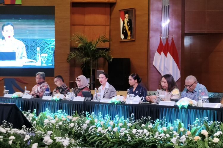 Menteri Pariwisata Widiyanti Putri Wardhana saat pemaparan dalam acara Jumpa Pers Akhir Tahun 2025, di Gedung Sapta Pesona, Jakarta Pusat, Selasa (16/12/2025). 