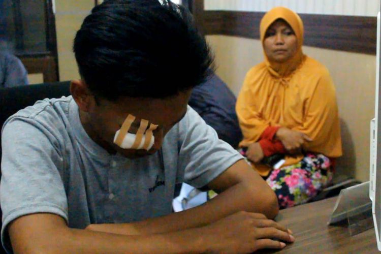 Pada hari pertama sekolah, Senin (10/7/2017), Jumarni mengantar anaknya ke kantor polisi untuk melaporkan senior yang diduga memukul anaknya di sekolah hingga babak belur.