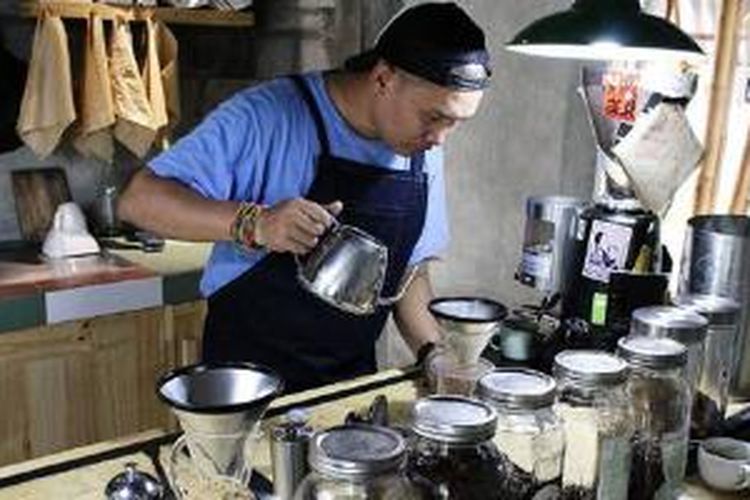 Firmansyah atau Pepeng sedang menyeduh kopi di Klinik Kopi, Yogyakarta.