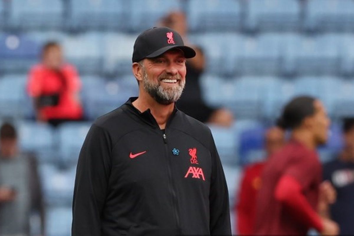 Ekspresi Juergen Klopp menjelang laga Liverpool vs Manchester City pada ajang Community Shield 2022 di King Power Stadium, Sabtu (30/7/2022). (Photo by Nigel Roddis / AFP). Klopp akan memimpin Liverpool bertamu ke markas Fulham pada pekan pertama Liga Inggris 2022-2023, Sabtu (6/8/2022).