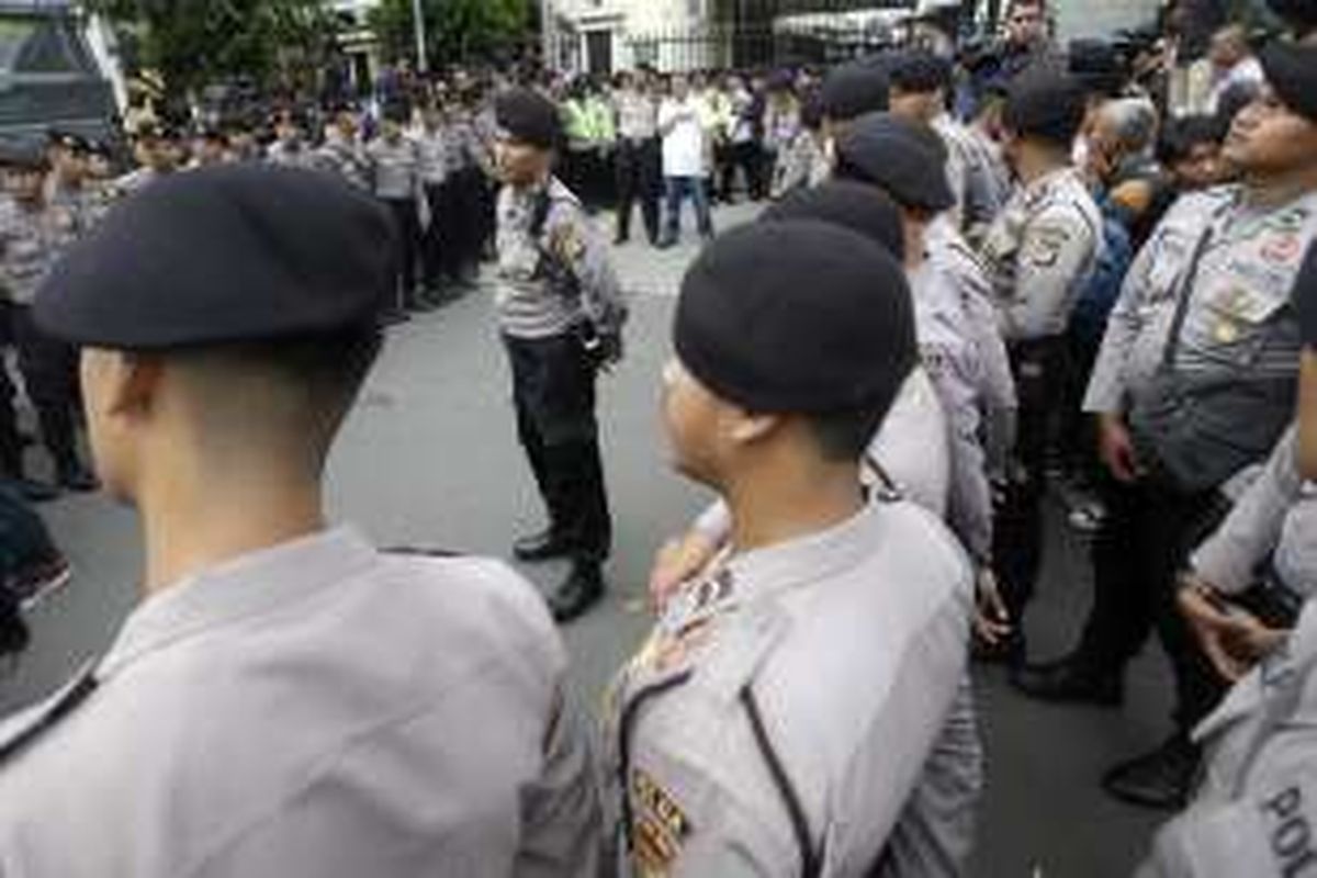 Polisi berjaga-jaga di depan Pengadilan Jakarta Utara, Jalan Gajah Mada, Jakarta, Selasa (13/12/2016). Ahok menjalani sidang perdana setelah ditetapkan menjadi tersangka kasus dugaan penodaan agama karena mengutip ayat suci saat menyampaikan sambutan di hadapan warga Kepulauan Seribu.