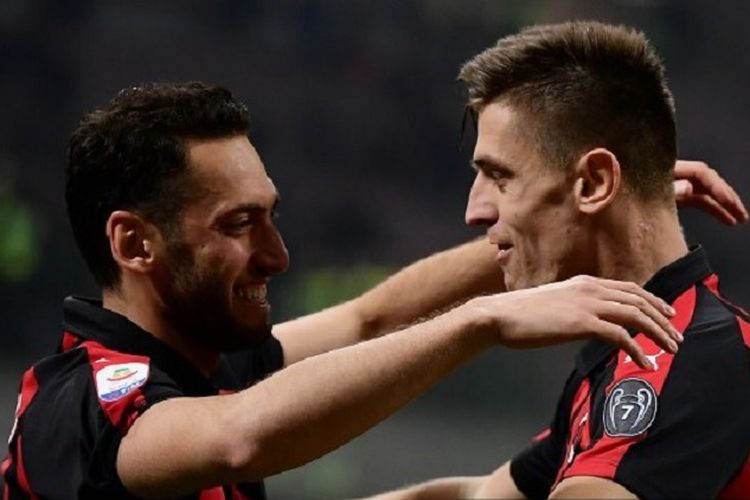 Striker AC Milan, Krzysztof Piatek (kanan) merayakan gol dalam pertandingan Serie A antara AC Milan vs Empoli di Stadion San Siro, Jumat (22/2/2019).