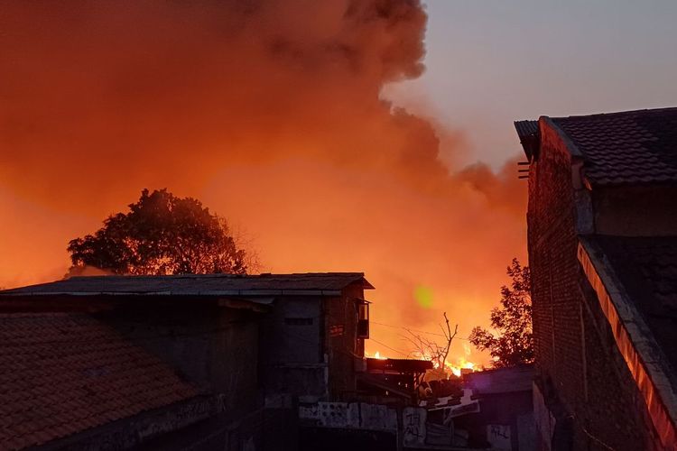 Kebakaran hebat melanda pemukiman padat penduduk di Jalan Jatayu I, Kebayoran Lama, Jakarta Selatan, Rabu (4/10/2023).