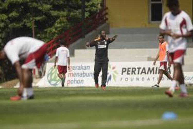 Pelatih Persipura Jackson F Tiago dalam sesi latihan di lapangan Pertamina, Simprug, Jakarta, Selasa (9/9/2014). Latihan ini merupakan persiapan untuk laga semifinal piala AFC menghadapi klub asal Kuwait, Al-Qadsia, di Al-Sadaqua Walsalam Stadium, Kuwait City, 16 September mendatang.