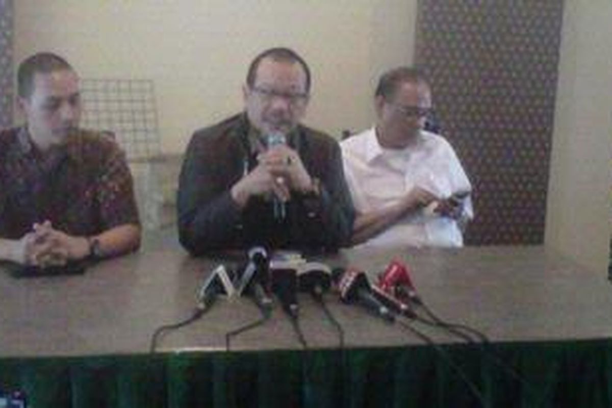 Mantan anggota Komite Eksekutif PSSI, La Nyalla Mataliti, mendeklarasikan diri sebagai calon ketua umum PSSI dalam kongres luar biasa versi Komite Penyelamat Sepak Bola Indonesia (KPSI) yang akan digelar di Hotel Mercure, Minggu (18/3/2012). La Nyalla memilih Direktur Teknik Pelita Jaya, Rahim Soekasah, sebagai calon wakil ketua umum dalam pemilihan nanti. 