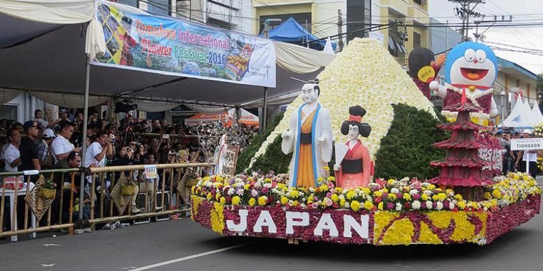 Peserta dari Jepang menampilkan Gunung Fuji dan kimono pakaian khas masyarakat Jepang saat tampil di Festival Bunga Tomohon di Kota Tomohon, Sulawesi Utara, Senin (8/8/2016). Jepang baru pertama kali ini mengikuti festival tersebut.           

