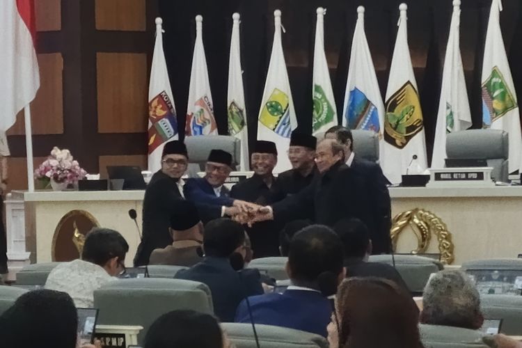 Ketua DPRD Jabar Buky Wibawa (kedua dari kiri), Sekda Jabar Herman Suryatman (ketiga dari kiri), Wagub Jabar Erwan Setiawan (keempat dari kanan) bersama sejumlah pimpinan DPRD Jabar tampak melakukan tumpuk tangan di Sidang Paripurna terkait laporan badan anggaran di Gedung DPRD Jawa Barat, Jalan Diponegoro, Kota Bandung, Selasa (1/7/2025) pagi. Diketahui hubungan antara Erwan dan Herman tengah mengalami keretakan.