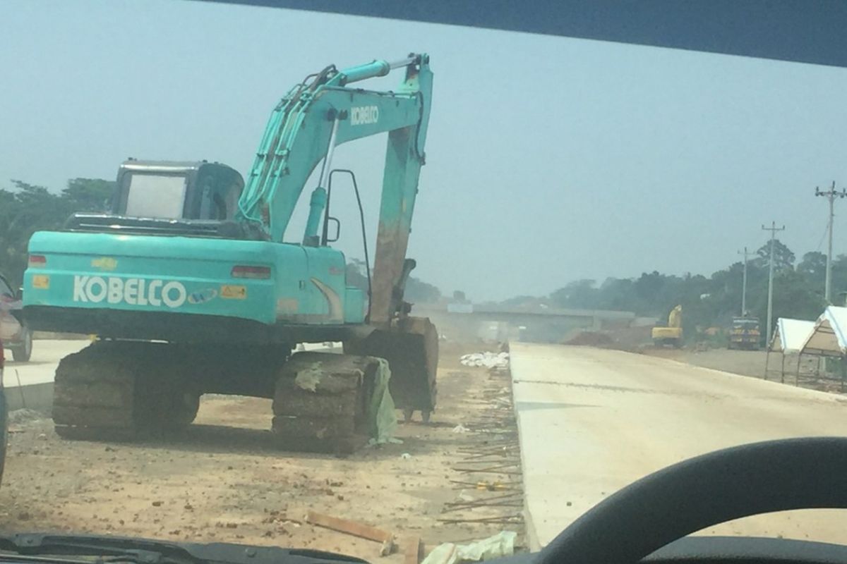 Pekerjaan konstruksi Tol Batang-Semarang, Sabtu (26/5/2018).