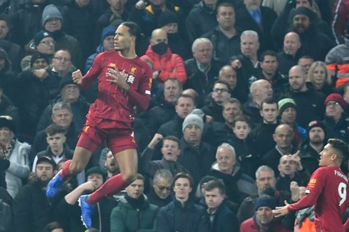 Virgil Van Dijk menceta gol untuk Liverpool ketika timnya melawan Manchester United di Stadion Anfield, Minggu (19/1/2020), dalam lanjutan pekan ke-23 Liga Inggris 2019-2020.