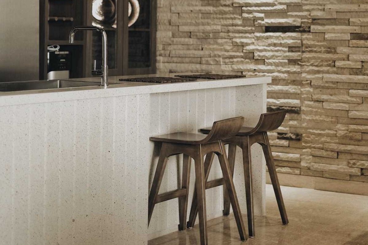 Kitchen island yang fungsional untuk apartemen minimalis kontemporer.