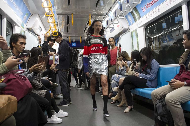Model berpose saat meragakan busana di acara Fashion Rock 2020 di Stasiun MRT Bundaran HI, Jakarta Pusat, Jumat (31/1/2020). Mengangkat tema Commuting Life acara tersebut bertujuan untuk mengajak pengunjung menggunakan fasilitas umum.