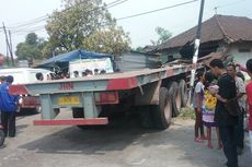 Sopir Mengantuk, Truk Trailer Tabrak Rumah