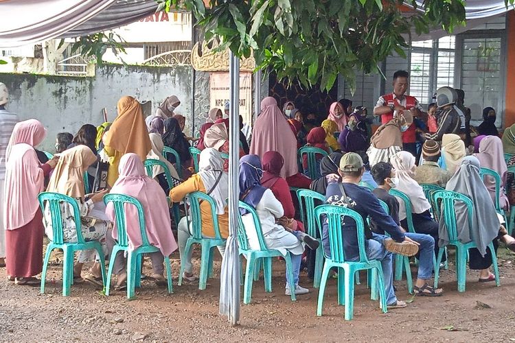 Sejumlah warga mengantre di Kantor Pos Gedong Air, Bandar Lampung untuk mengambil BLT BBM tahap pertama, Sabtu (10/9/2022).