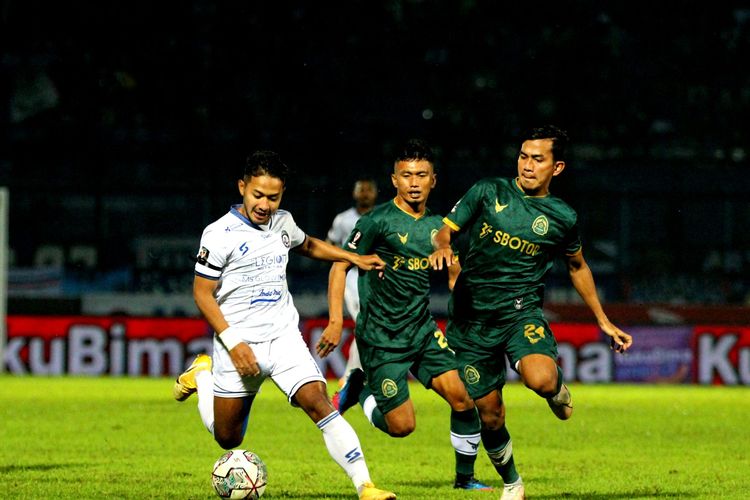 Aksi pada laga Persikabo 1973 vs Arema FC di Stadion Kanjuruhan, Malang, dalam gelaran Piala Presiden 2022 pada Minggu (19/6/2022).