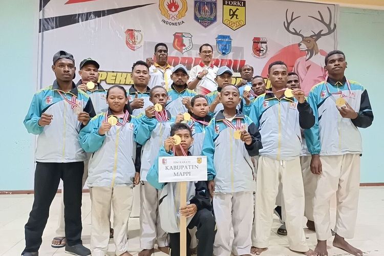Karateka Kabupaten Mappi berpose dengan medali yang mereka raih dalam Pekan Olahraga Provinsi Papua Selatan, Rabu (8/11/2023). Mappi juara umum cabor karate.